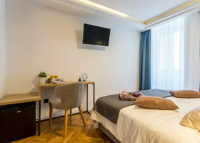 Central Rooms Split Guest house